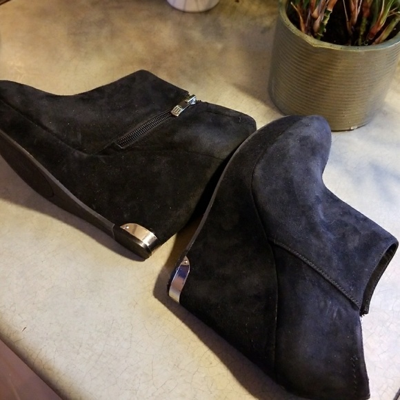 VINCE CAMUTO SUEDE WEDGE BOOTIES W/LEATHER LINING - Picture 2 of 3